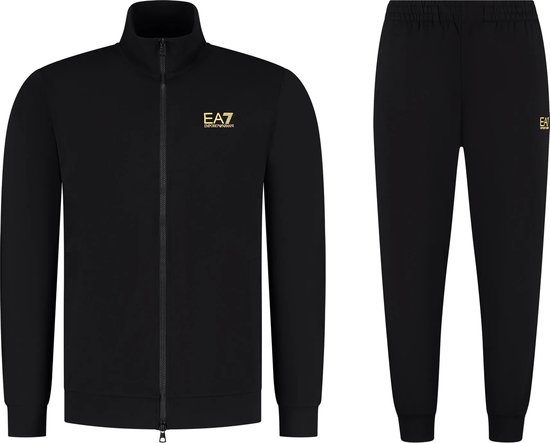 Zwart EA7 trainingspak met gouden EA7 logo op de borst en op de broek.