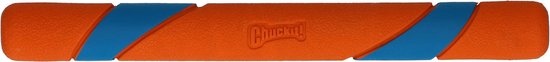 Een oranje apporter stick met blauwe accenten en het Chuckit! logo.