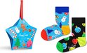 Stervormige geschenkdoos met kerstdecoraties en twee paar sokken: een met kerstballen en een met sneeuwpoppen.