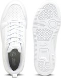 Witte Puma sneakers, de ene schoen van bovenaf en de andere van onderen. De binnenzool heeft de tekst 'FOREVER BETTER'.