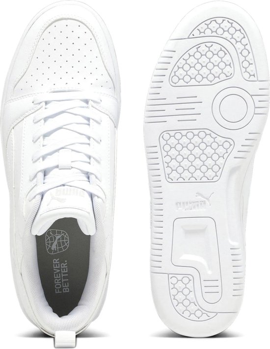 Witte Puma sneakers, de ene schoen van bovenaf en de andere van onderen. De binnenzool heeft de tekst 'FOREVER BETTER'.