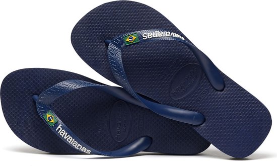 Tongs Havaianas bleu marine avec logo sur la bride. Texte Havaianas argenté avec drapeau brésilien.