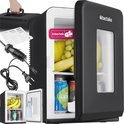 Zwarte minikoelkast met deur open, gevuld met fruit en blikjes. Getoonde accessoires: handvat, rooster, autostekker, stekker.