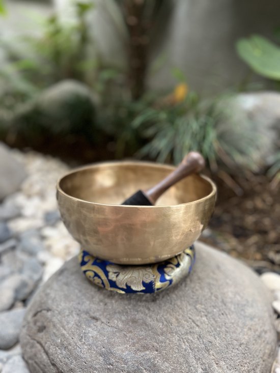 LIDAH® Klankschaal - 22 cm Tibetaanse Klankschaal - Meditatie Schaal met Klopper , Aanstrijkhout & Kussen - Singing Bowl Klank Schaal Set - voor Yoga, Chakra, Mindfulness — afbeelding 2