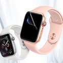 Twee Apple Watches, een zilverkleurige en een roségouden, met een schermprotector.