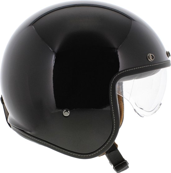 Zwarte glanzende helm met een transparant vizier en bruine voering. De rand is afgewerkt met stiksels.