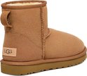 Bruine UGG laars met UGG logo op de zijkant, lichte achtergrond.