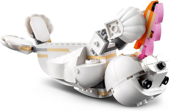 Un phoque LEGO blanc avec un poisson orange.