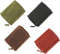 Vier portemonnees in verschillende kleuren: groen, zwart, bruin en rood.
