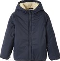 Donkerblauwe winterjas met capuchon en ritssluiting.