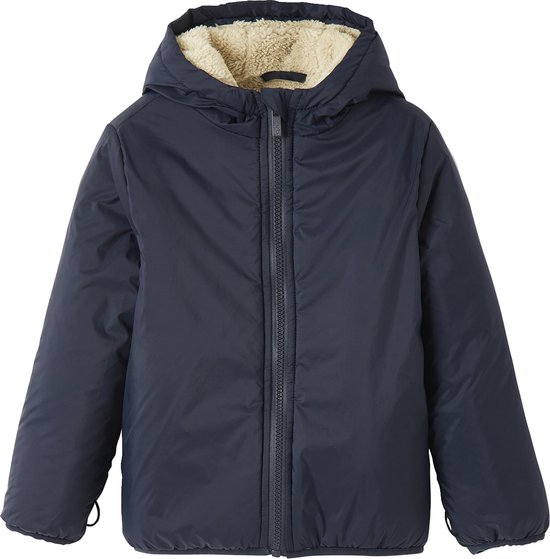 Donkerblauwe winterjas met capuchon en ritssluiting.