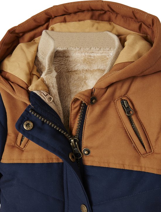 Gedetailleerde voorkant van een parka met bruine en marineblauwe vlakken, teddyvoering, ritsen en knopen.