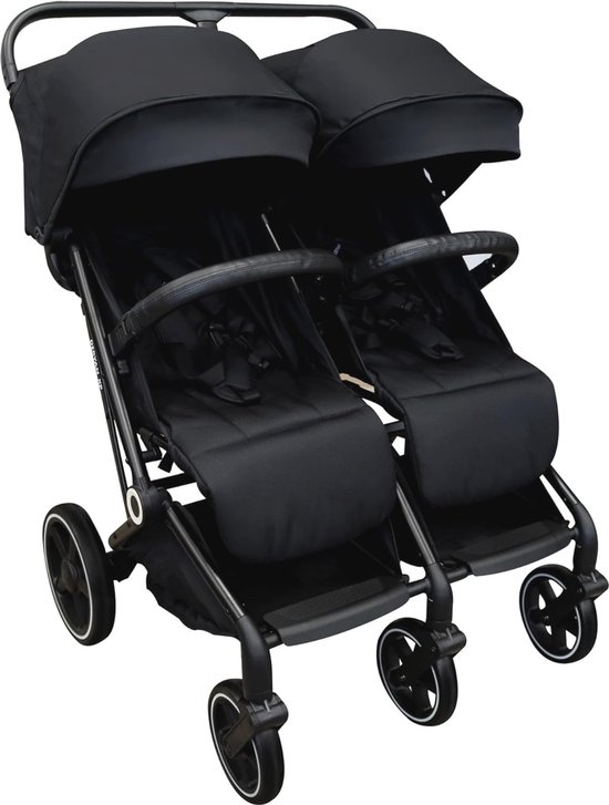 Zwarte dubbele kinderwagen met twee stoelen, elk met kap, handvat en riemen. Zwarte wielen met witte rand.