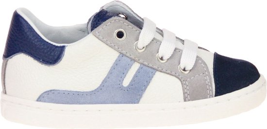 Sneaker blanc cassé avec des accents bleus et gris, des lacets et un bout bleu foncé.
