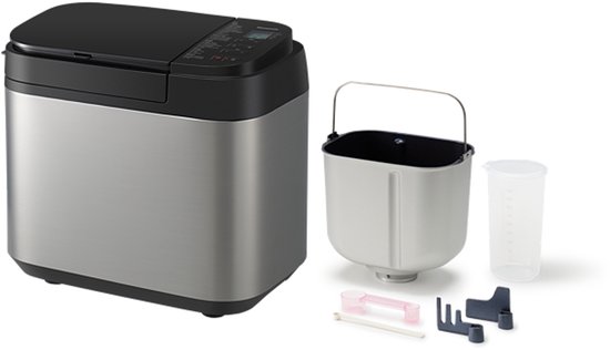 Zilverkleurige broodbakmachine met losse bakvorm en toebehoren.