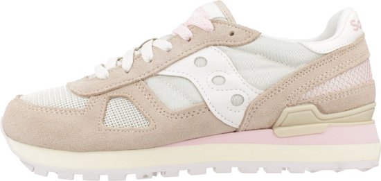 Damessneakers van beige suède met witte en roze accenten, op een witte zool.