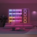 Woonkamer verlicht met een CALEX Smart LED-strip in paars en roze, langs een boekenkast en muren.