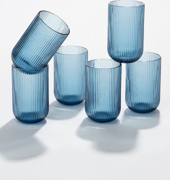 Ensemble de six verres longs bleus côtelés.
