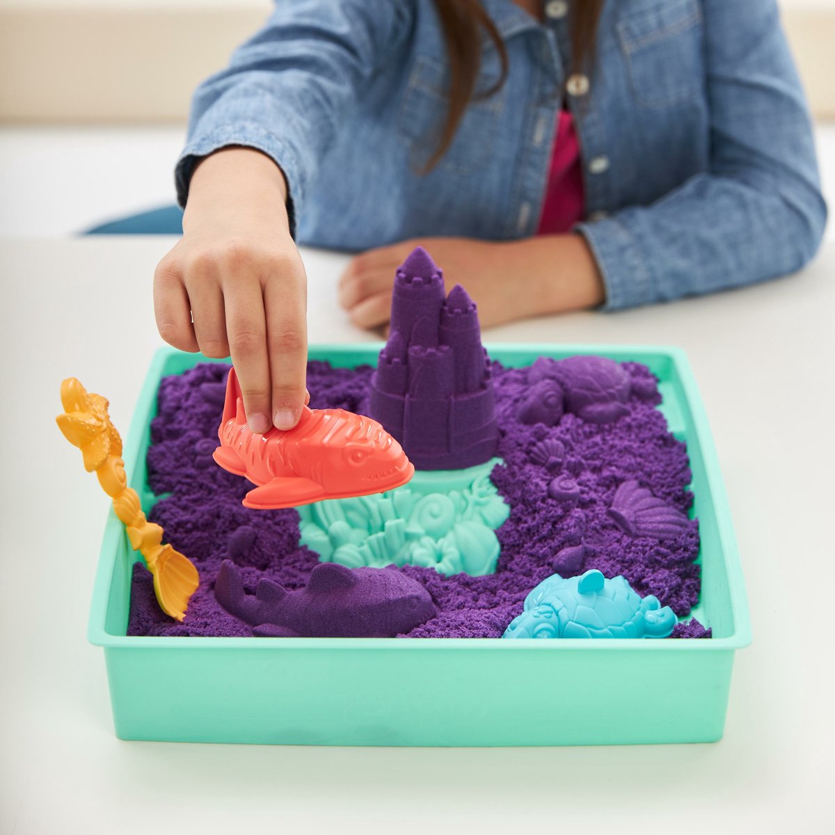 Kinetic Sand - Zandbak-set met 454 g paars origineel Kinetic Sand opbergzandbak 4 vormen en gereedschap - Sensorisch speelgoed — afbeelding 4