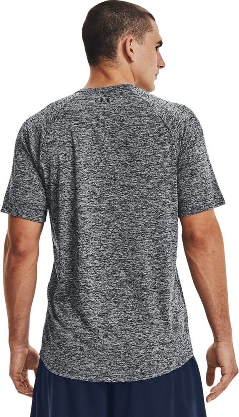 Model draagt donkergrijs gemêleerd sportshirt van Under Armour, achterkant.