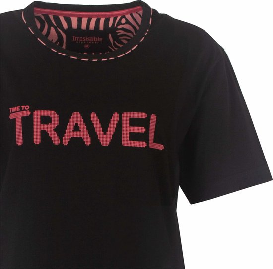 Detail van zwart T-shirt met roze "TIME TO TRAVEL" print en zebraprint kraag.