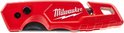 Gevouwen Milwaukee Fastback rood kantelmes met zwarte knoppen en metalen clip.