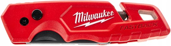 Gevouwen Milwaukee Fastback rood kantelmes met zwarte knoppen en metalen clip.