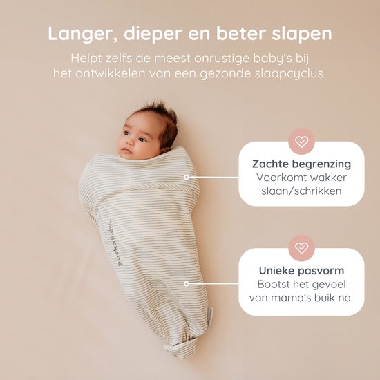 Baby ingewikkeld in een groen gestreept Puckababy slaapzakje, met zachte begrenzing en unieke pasvorm.
