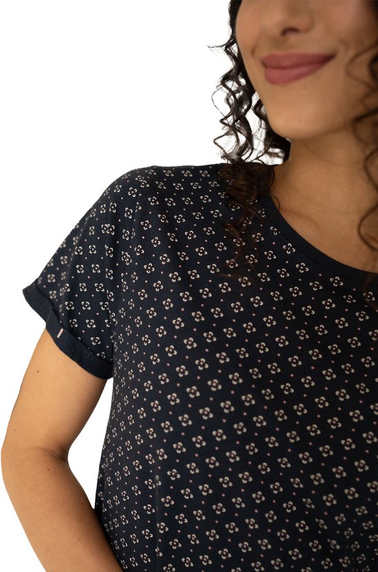 Donkerblauw nachthemd met korte mouwen en een repetitief patroon van kleine witte en roze bloemetjes.