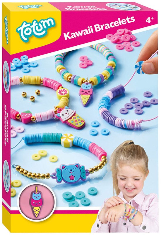 Boîte de bricolage Totum Bracelets Kawaii : perles colorées, breloques (glace, chat) et fils. Petite fille porte des bracelets faits.