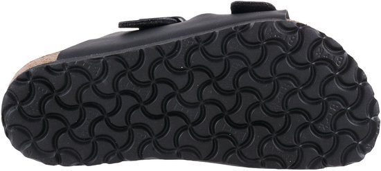 Zool van zwarte Birkenstock Arizona slipper met patroon.