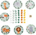 Éléments du jeu: 6 cartes rondes d'animaux de la savane, 28 bâtonnets en bois de 5 couleurs et un dé.