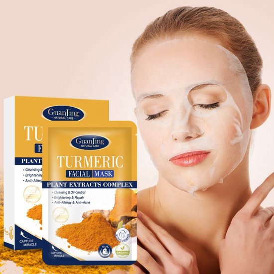 Vrouw met een wit GuanJing Turmeric Facial Mask. Het masker is zichtbaar op haar gezicht. Naast haar een verpakking.