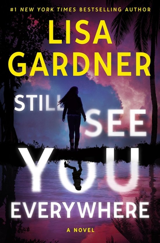 Boekomslag van 'Still See You Everywhere' door Lisa Gardner. Een vrouw staat aan de rand van een water met palmbomen op de achtergrond.