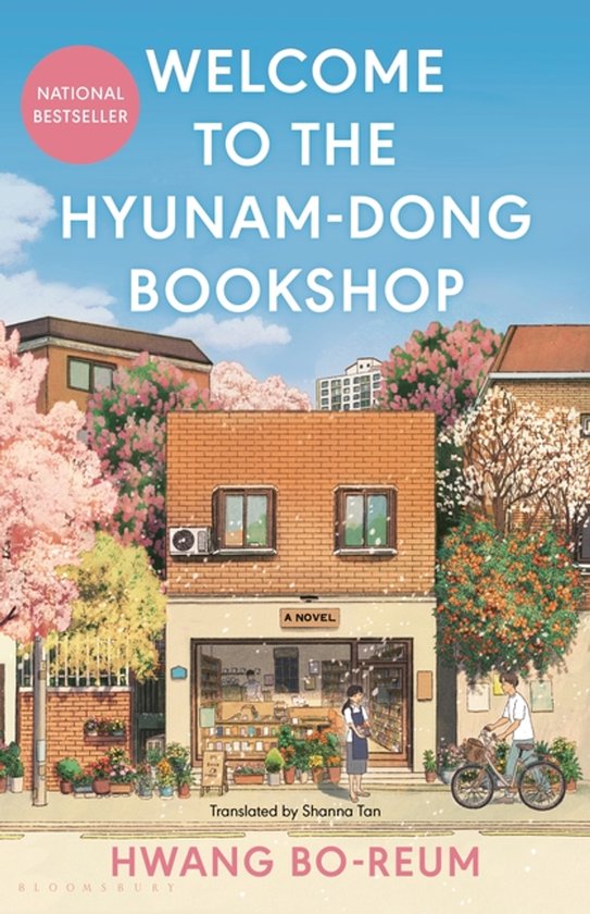 Boekcover 'Welcome to the Hyunam-Dong Bookshop'. Een tekening van een boekwinkel met veel bloeiende bomen en planten. Een man op een fiets en een vrouw bij de ingang.