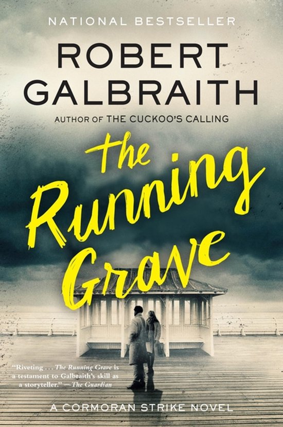 Boek 'The Running Grave' van Robert Galbraith, met op de voorgrond twee figuren op een pier, op de achtergrond een strandpaviljoen.