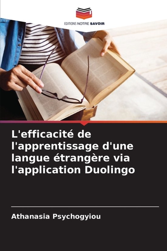 Une personne avec des lunettes à la main, feuilletant un livre ouvert. En haut, 'EDITIONS NOTRE SAVOIR'. En bas, 'L'efficacité de l'apprentissage d'une langue étrangère via l'application Duolingo'.
