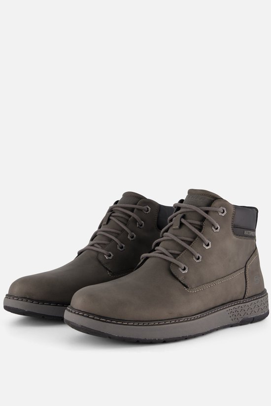 Donkergrijze veterschoenen met veters, een zwarte kraag en een grijze zool met patroon.