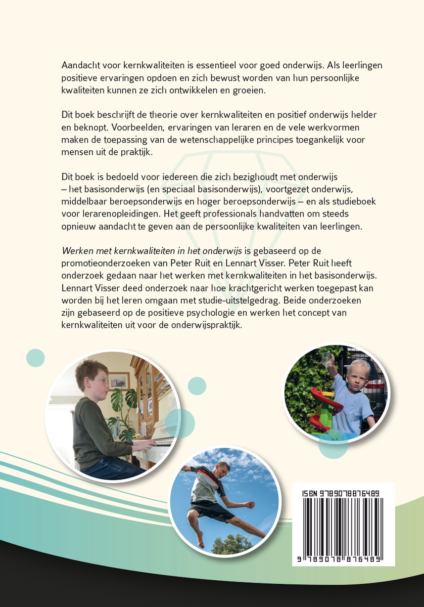 Achterkant van het boek 'Werken met kernkwaliteiten in het onderwijs' met afbeeldingen van spelende kinderen.
