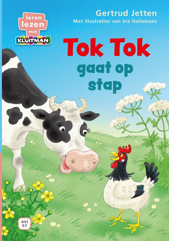 De voorkant van een kinderboek met een tekening van een koe die naar een kip kijkt op een groene weide. De titel "Tok Tok gaat op stap" staat in grote rode letters.