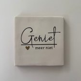 Geniet meer niet. (Wit tegeltje) - Spreuktegel - Tegeltje met tekst - Tegeltje met spreuk - Cadeautje - Origineel cadeau -
