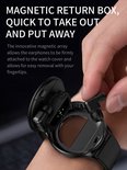 Een hand haalt een zwart oordopje uit het magnetische compartiment van een zwarte smartwatch aan een pols.