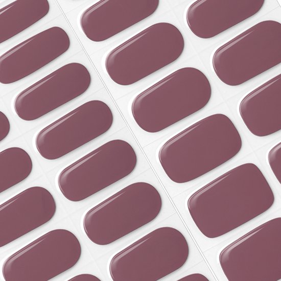 Gedetailleerd beeld van een rij donker mauve gel nagelstickers.