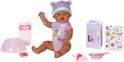 BABY born Eva pop met paarse muts en paarse bodysuit met berenprint, omringd door accessoires: luiertje, fles, speen, spiegel, lepel en kaarten.