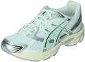 Witte Asics sneaker met mintgroene en zilveren accenten, mesh bovenwerk en crèmekleurige zool.