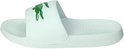 Witte Lacoste slipper met groene krokodil op de band en 'Lacoste' tekst op de zool.