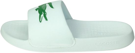 Witte Lacoste slipper met groene krokodil op de band en 'Lacoste' tekst op de zool.