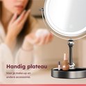 Fraay spiegel met handig plateau voor make-up en accessoires. Vrouw in badjas kijkt in de spiegel.