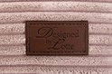 Bruin leren label met 'Designed by Lotte' op roze corduroy stof.