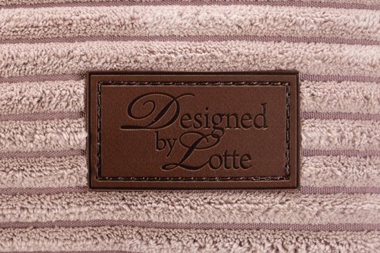 Bruin leren label met 'Designed by Lotte' op roze corduroy stof.